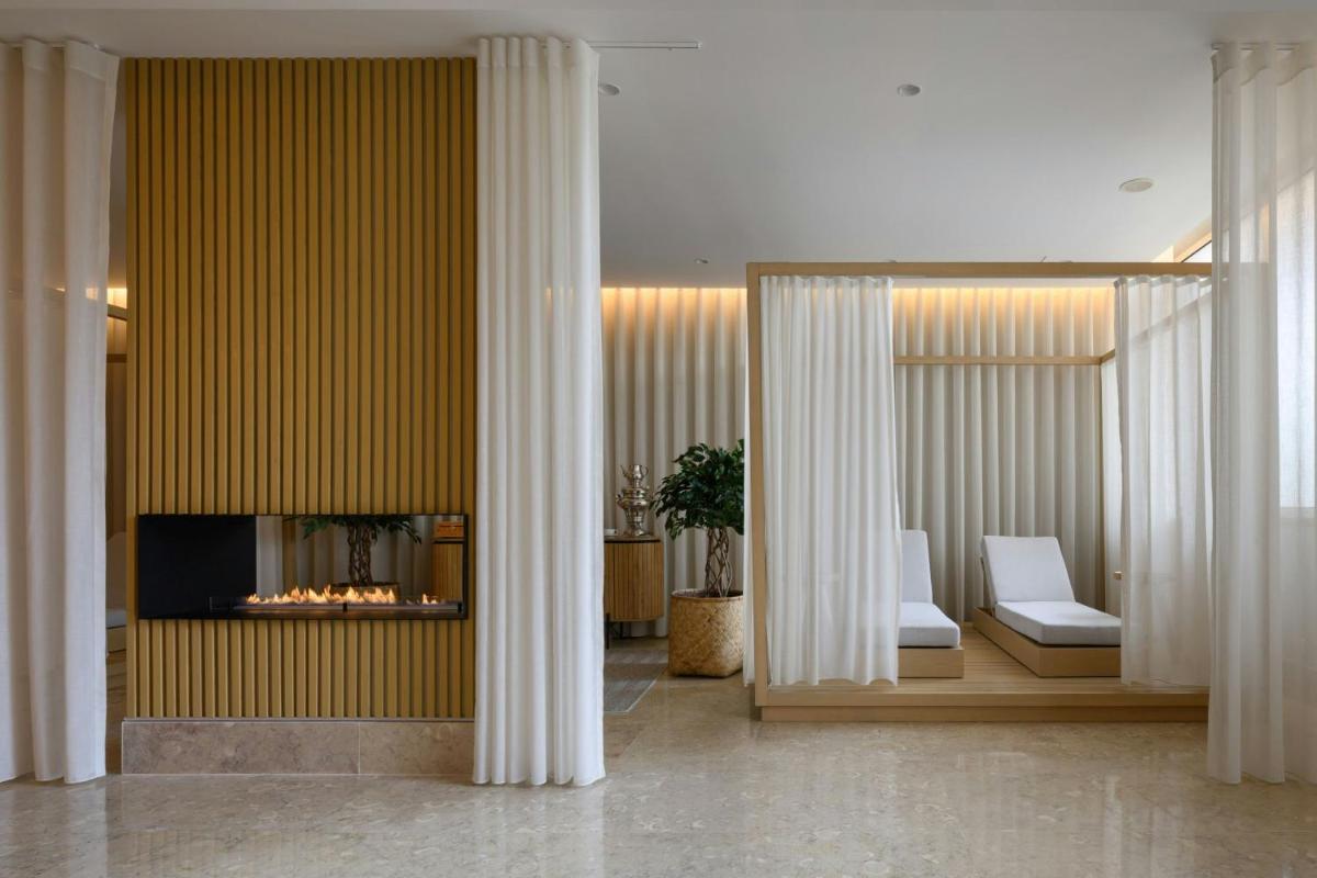 Uma área de estar em Praia D'El Rey Marriott Golf & Beach Resort