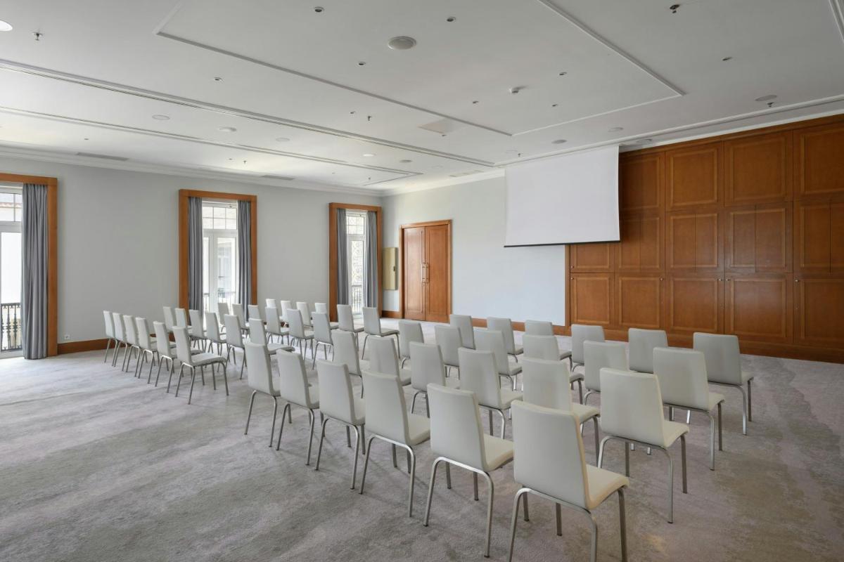 A área empresarial e/ ou a sala de conferências de Praia D'El Rey Marriott Golf & Beach Resort