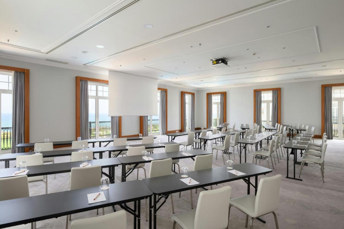 Um restaurante ou outro lugar para comer em Praia D'El Rey Marriott Golf & Beach Resort