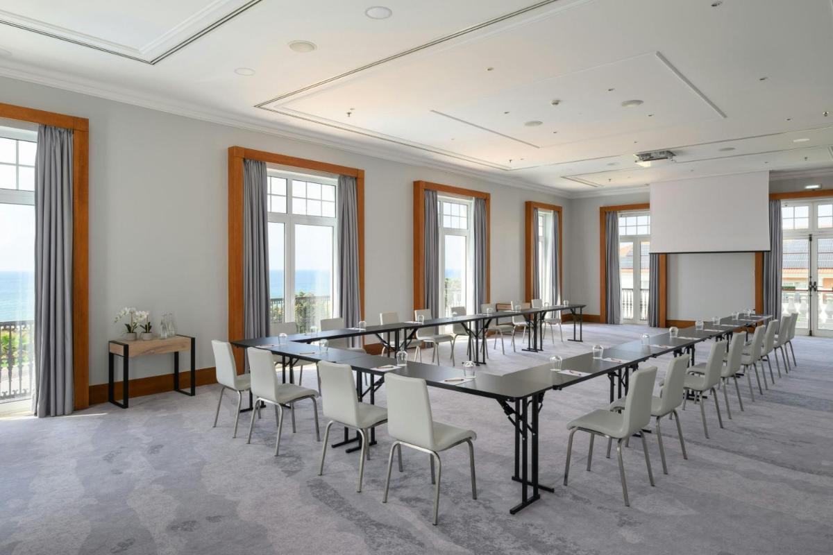 A área empresarial e/ ou a sala de conferências de Praia D'El Rey Marriott Golf & Beach Resort