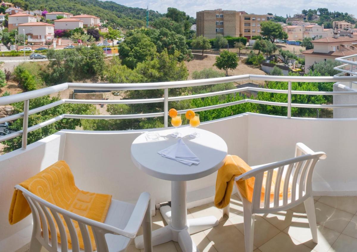 Un balcón o terraza de GHT Oasis Tossa & Spa