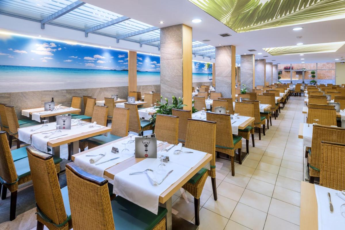 Un restaurante o sitio para comer en GHT Oasis Tossa & Spa