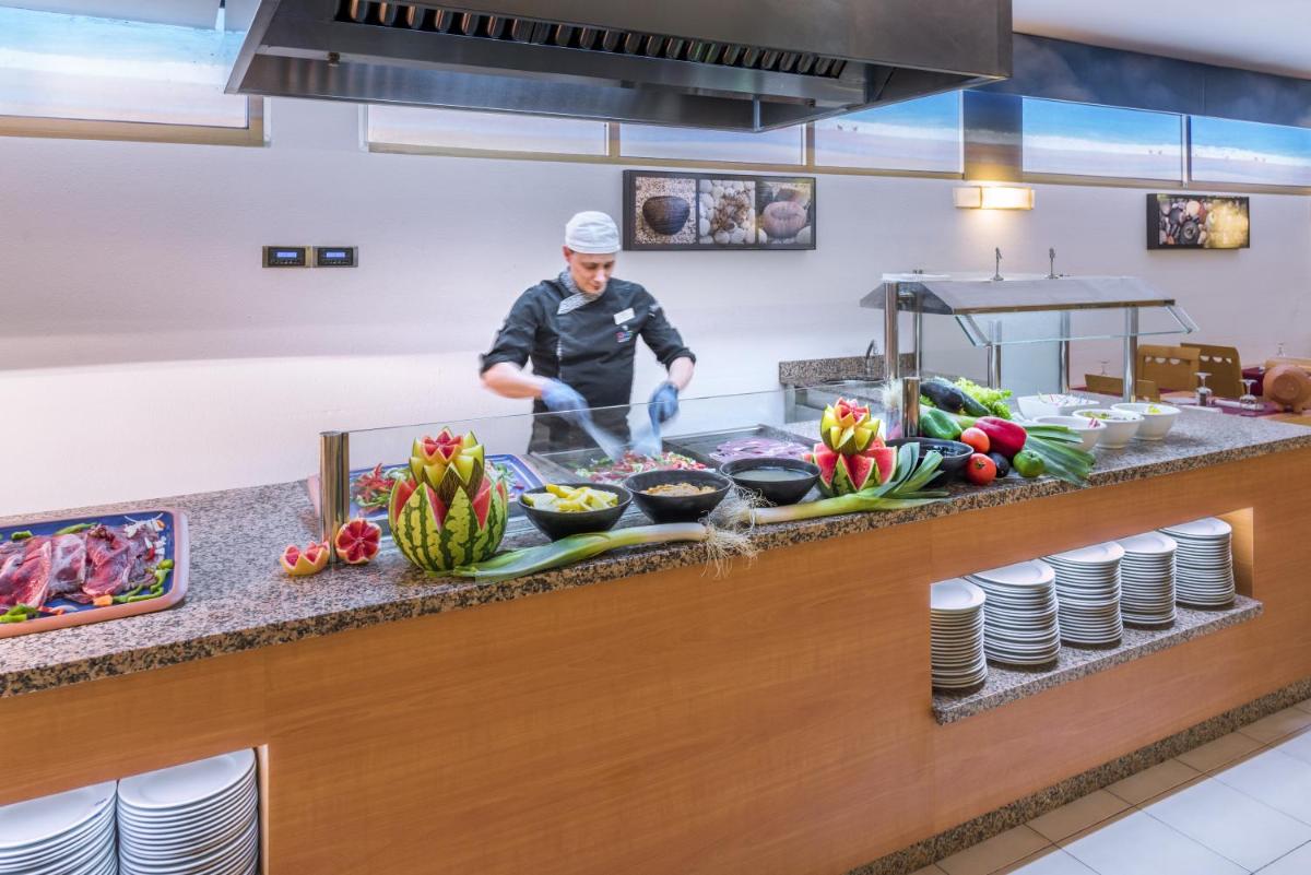 Comida en o cerca de este hotel