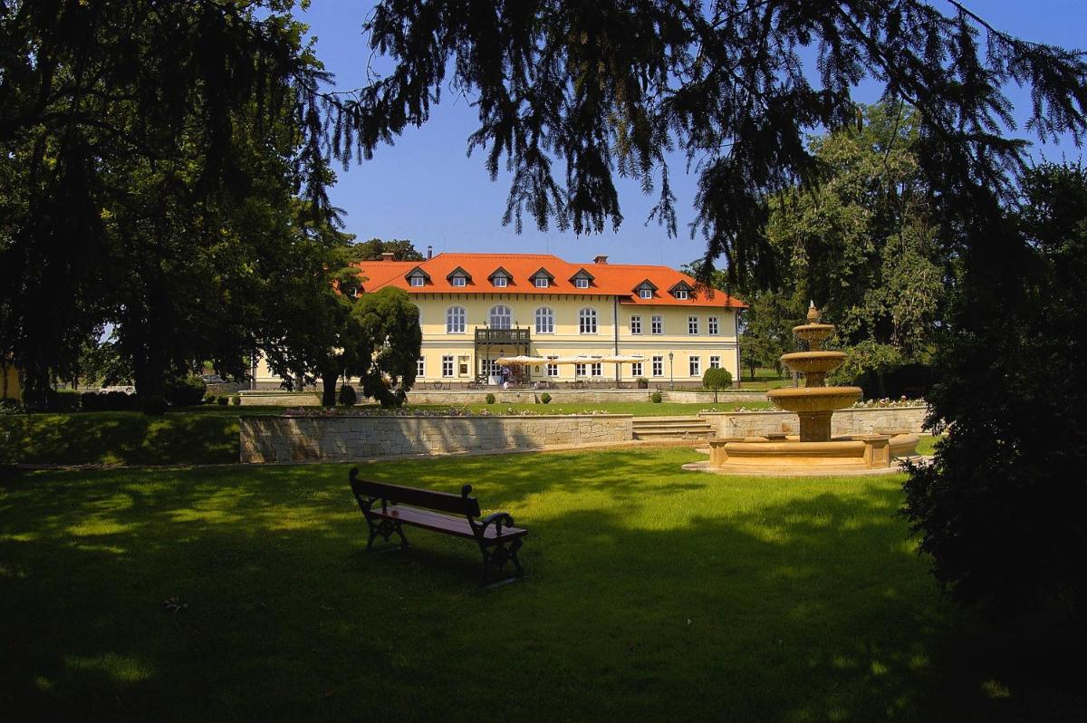 Castle Hotel Grof Degenfeld Superior - Housity