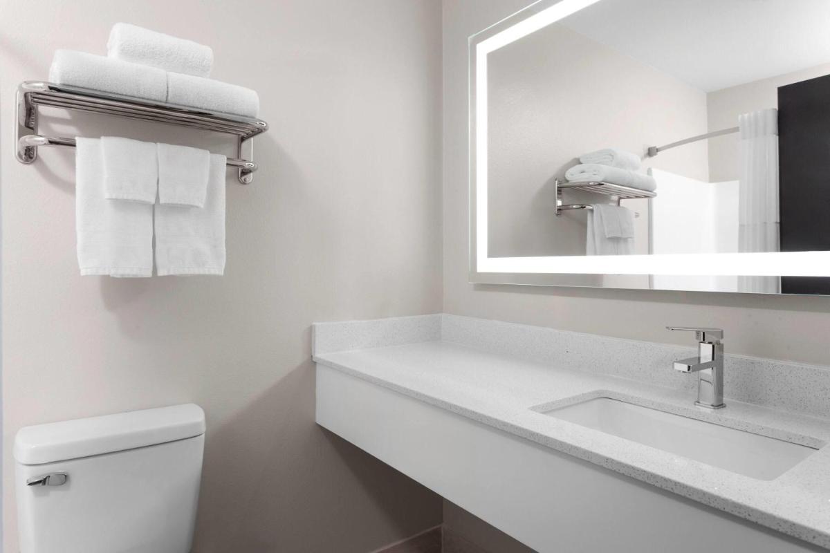 Baymont inn by Wyndham Oshkosh Airport - Housity