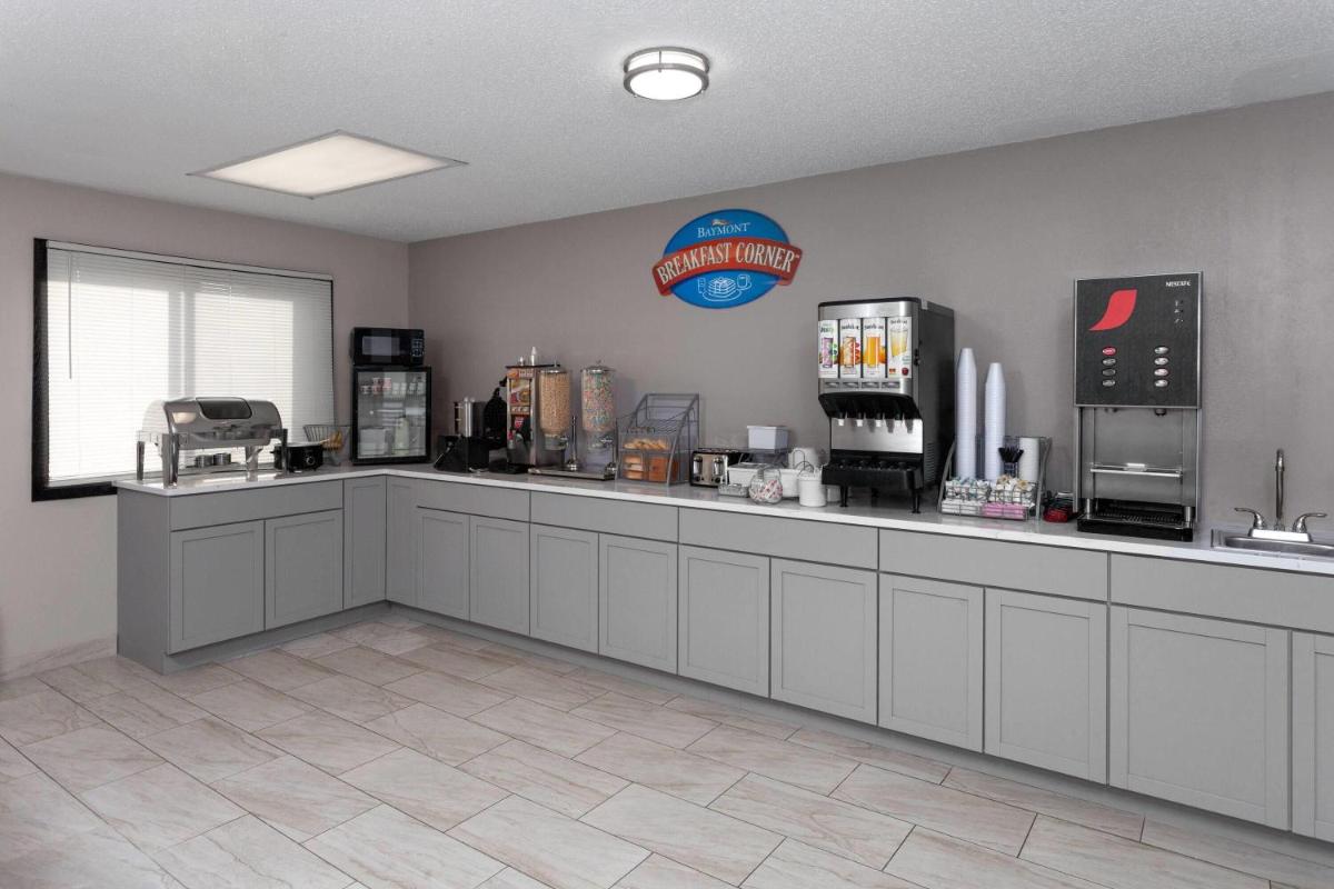 Baymont inn by Wyndham Oshkosh Airport - Housity