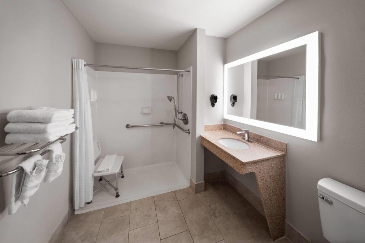Days Inn by Wyndham Tulsa Central - Housity