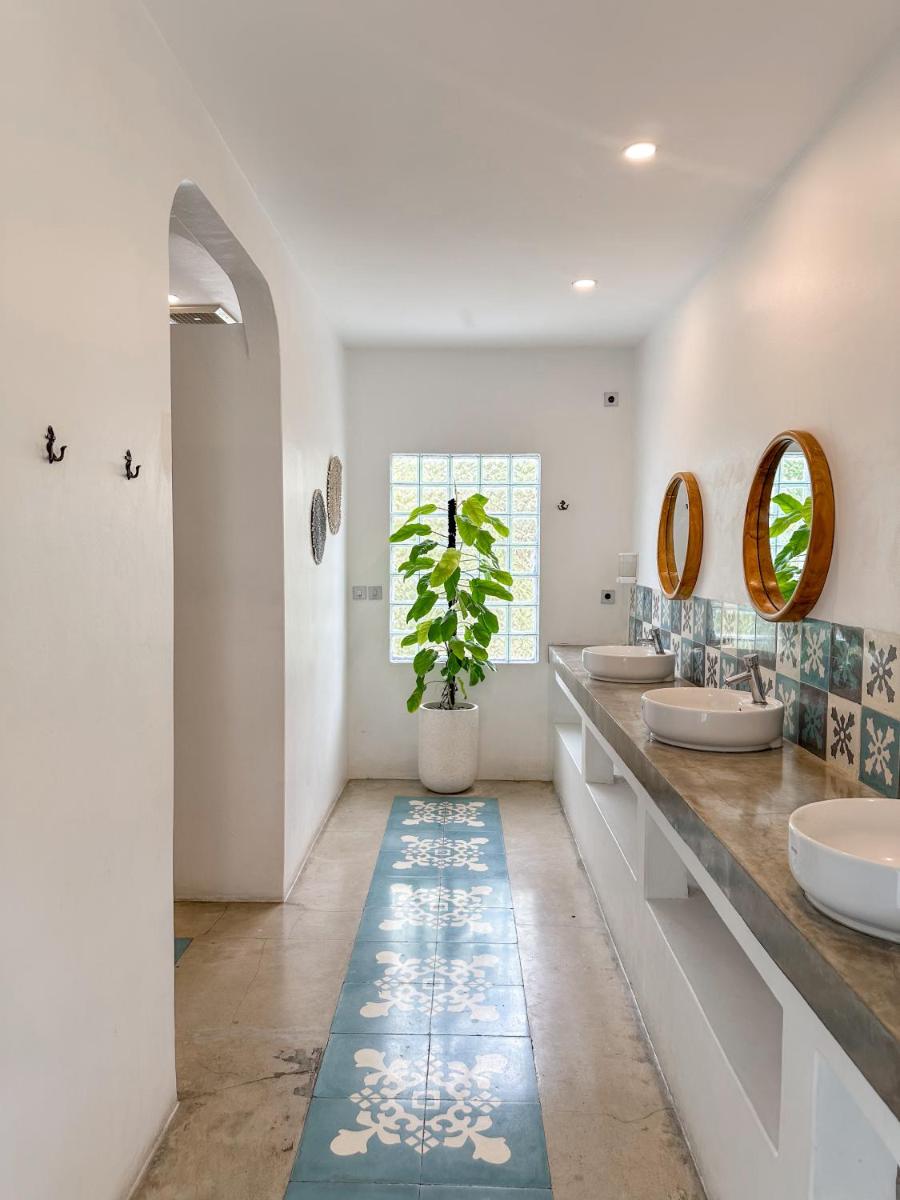 Seaesta Komodo Hotel & Hostel - Housity