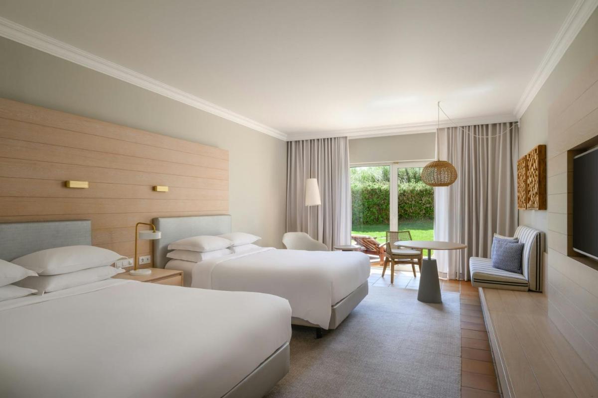 Uma cama ou camas num quarto em Praia D'El Rey Marriott Golf & Beach Resort