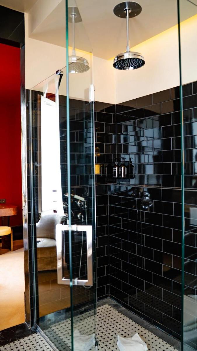 Salle de bains dans l'établissement Hôtel Saint-Marc