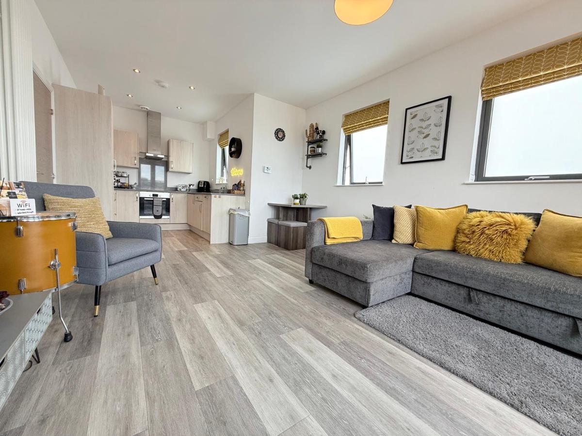 The Penthouse Margate, Balconies, Sea View, Gated Parking, Air Con! - Housity