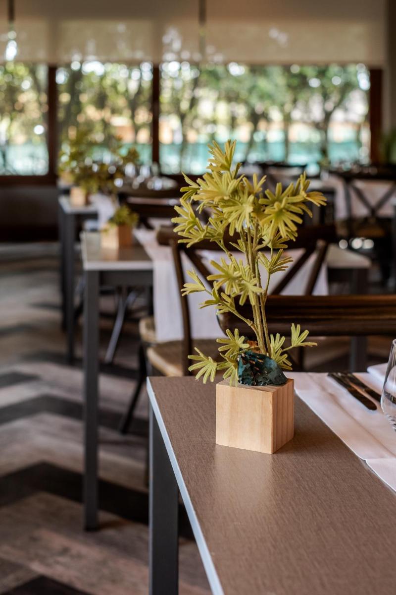 Um restaurante ou outro lugar para comer em Axis Vermar Conference & Beach Hotel