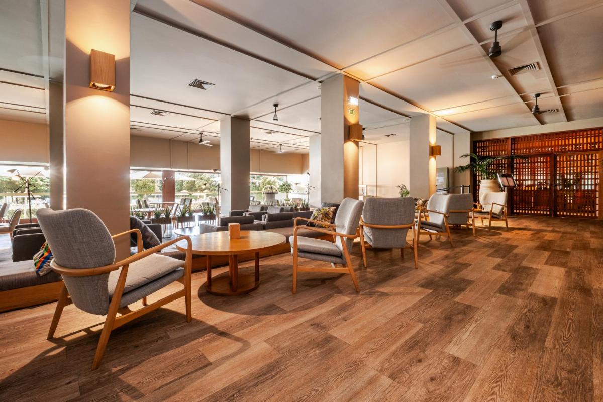 Uma área de estar em Axis Vermar Conference & Beach Hotel