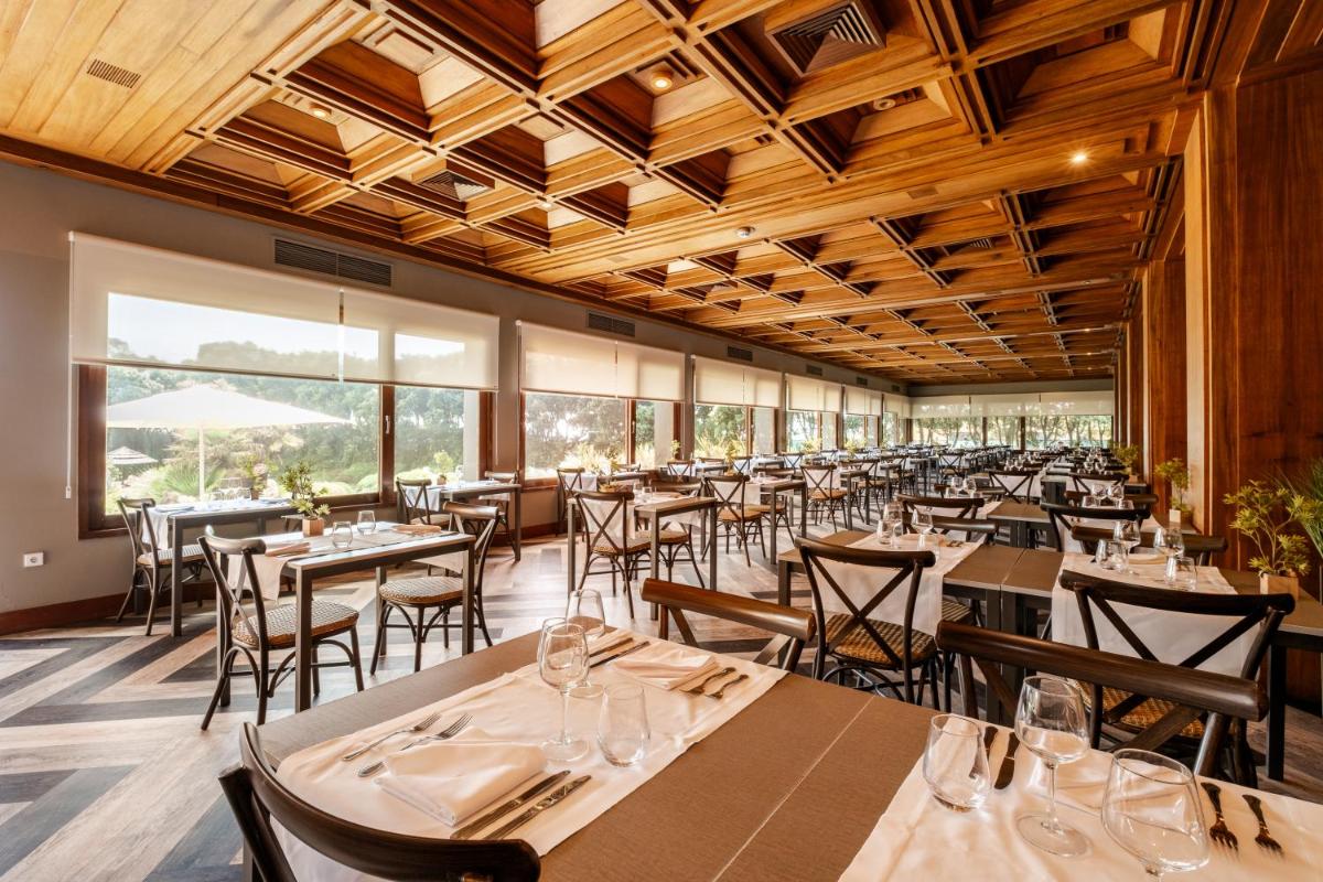 Um restaurante ou outro lugar para comer em Axis Vermar Conference & Beach Hotel