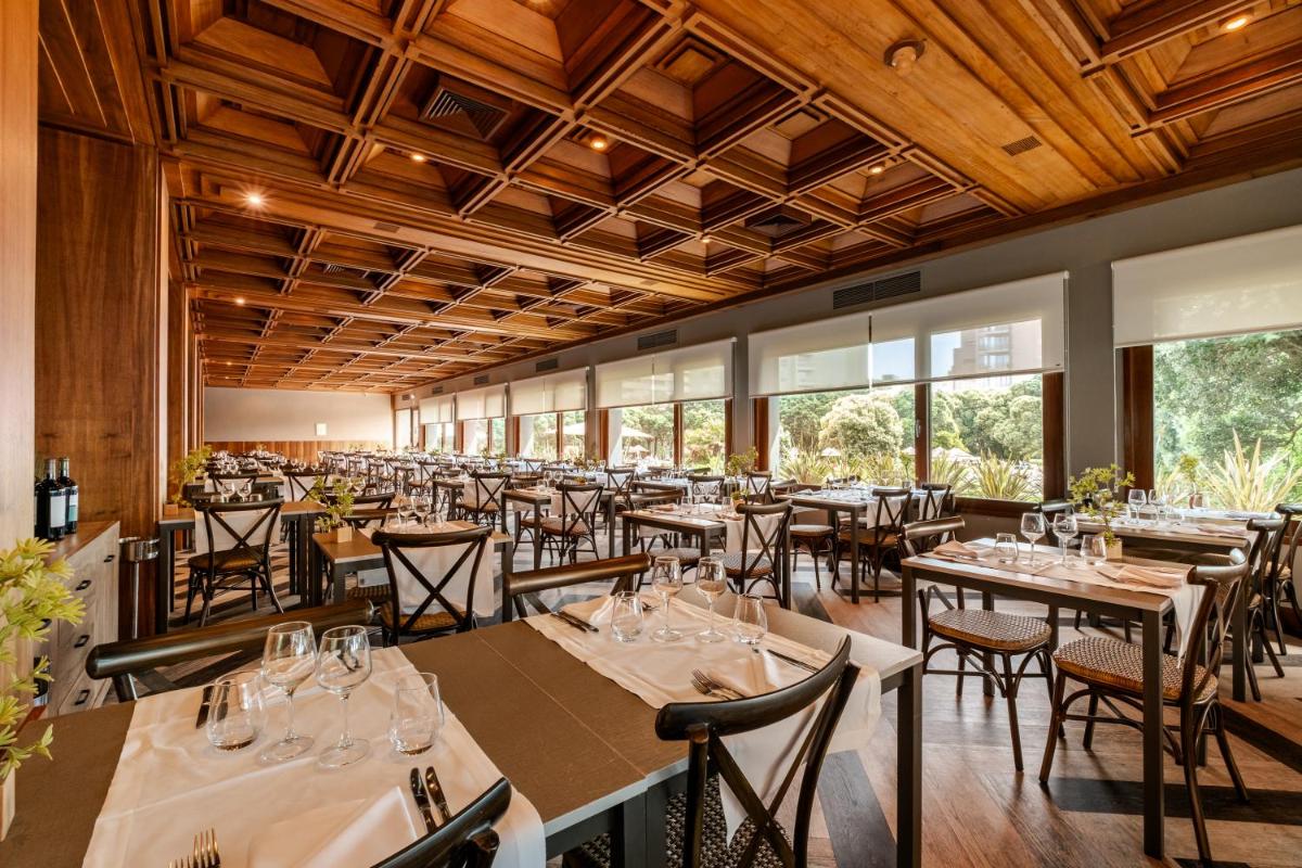 Um restaurante ou outro lugar para comer em Axis Vermar Conference & Beach Hotel