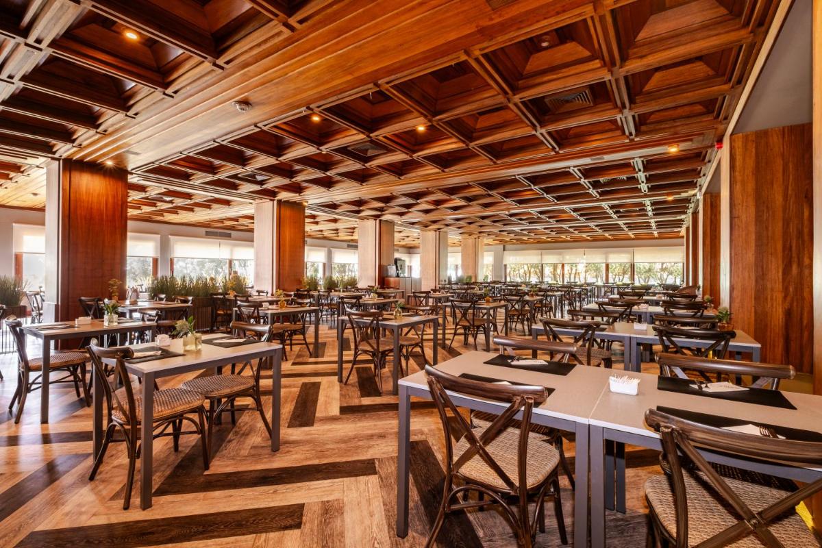 Um restaurante ou outro lugar para comer em Axis Vermar Conference & Beach Hotel