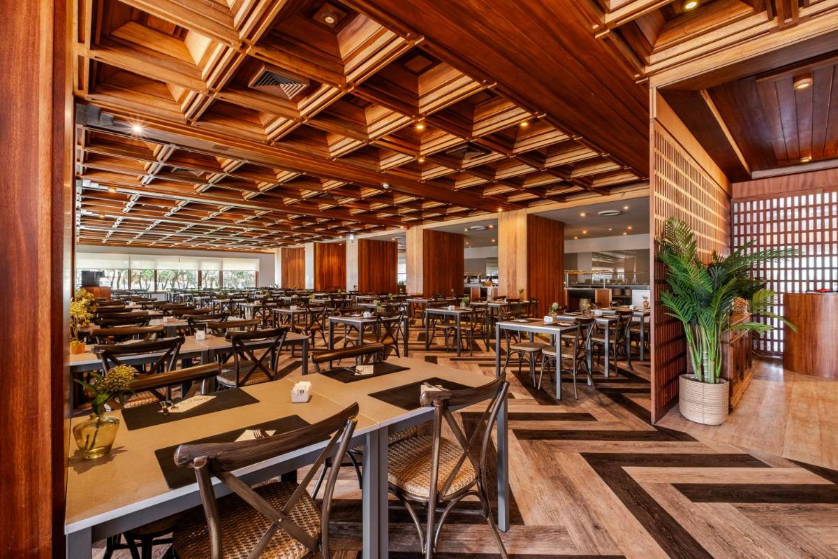 Um restaurante ou outro lugar para comer em Axis Vermar Conference & Beach Hotel