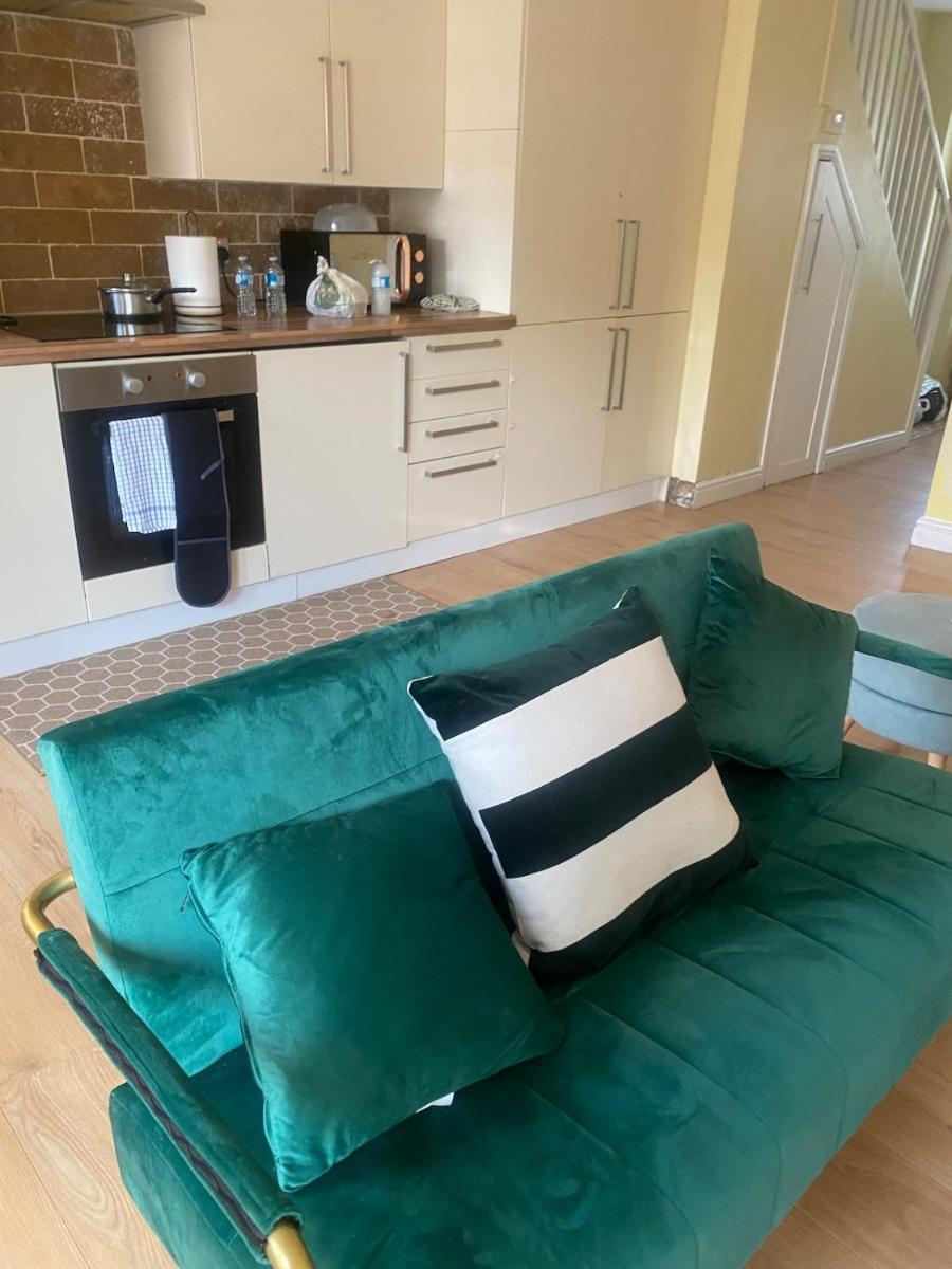 Stunning & Cosy 4 bedroom in Erith - Housity