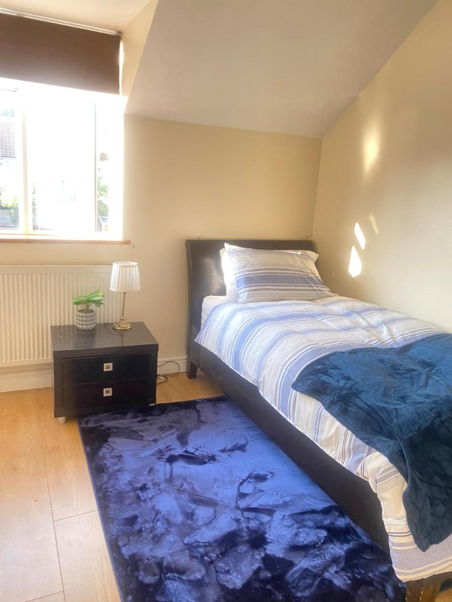 Stunning & Cosy 4 bedroom in Erith - Housity