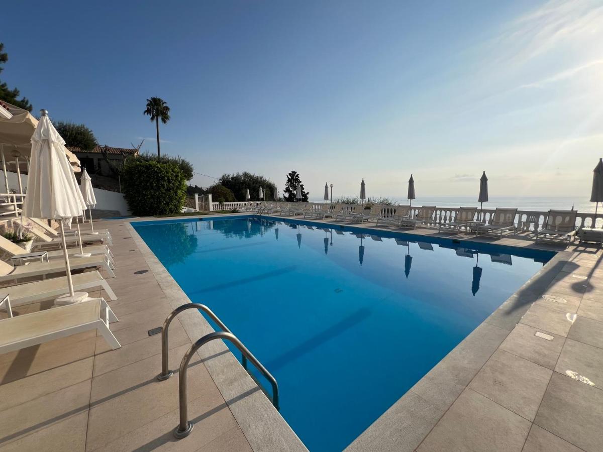 Brentanos Apartments - A - View of Paradise - Housity