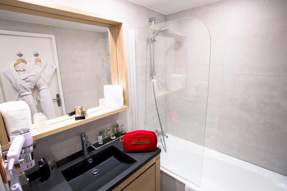 Salle de bains dans l'établissement Cristal Hôtel & Spa