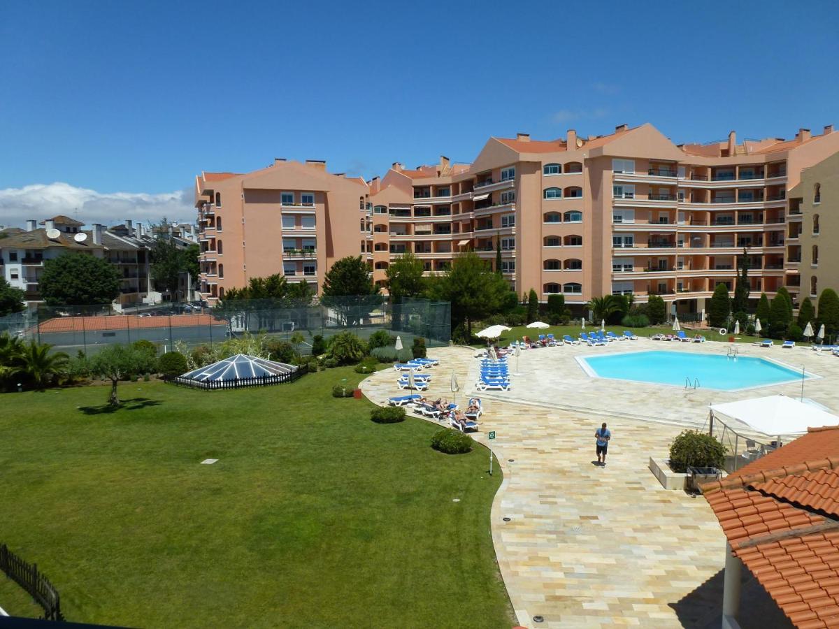 uma vista para um resort com uma piscina em Riviera Hotel em Carcavelos