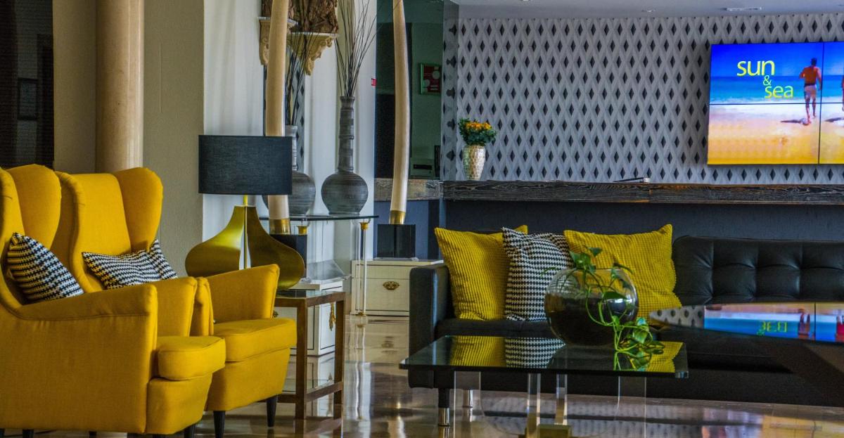 Uma televisão e/ou sistema de entretenimento em Luna Hotel da Oura