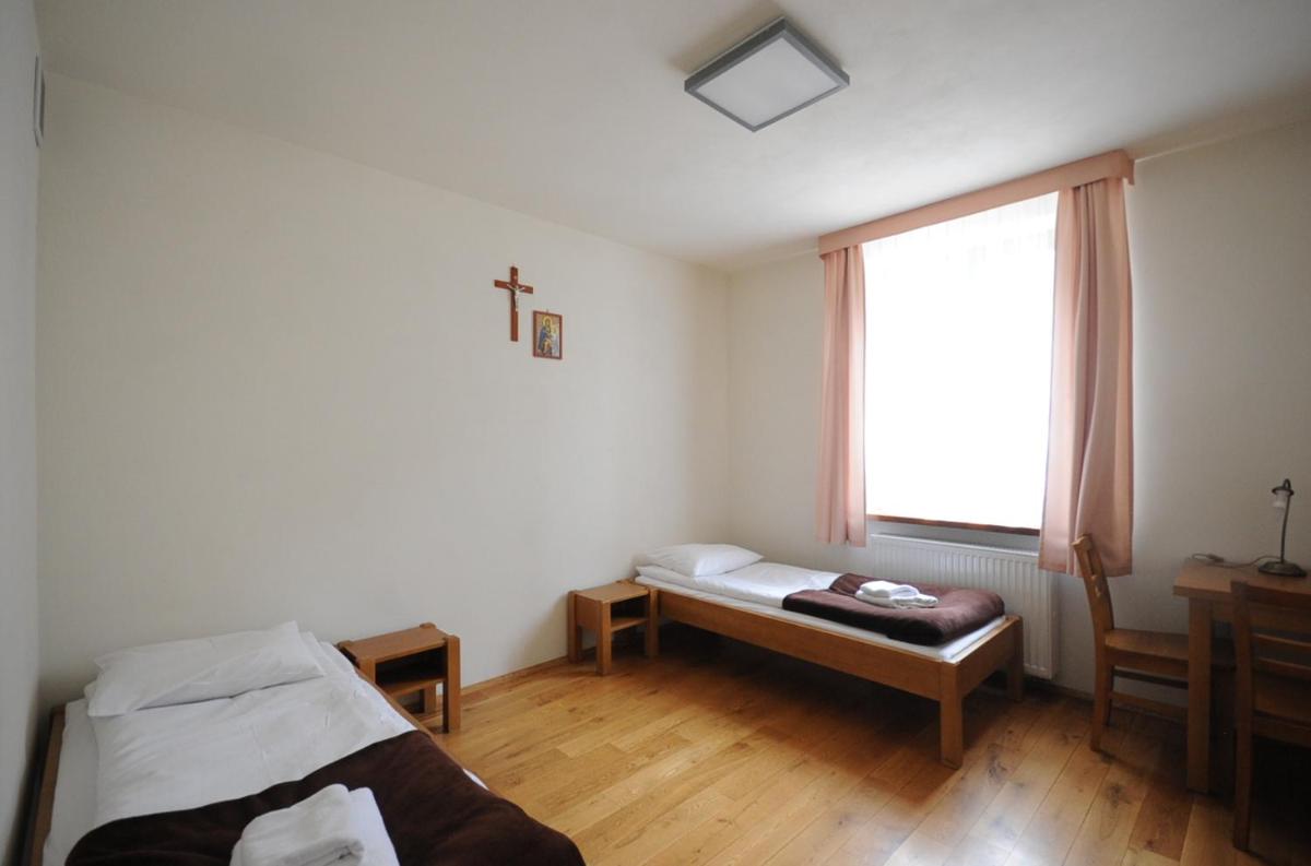 Dom Pielgrzyma KARMEL - Housity
