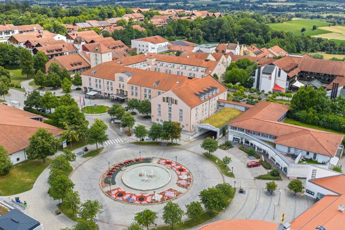 eine Luftaufnahme einer Stadt mit einem Brunnen in der Unterkunft MAXIMILIAN Grand Hotel in Bad Griesbach