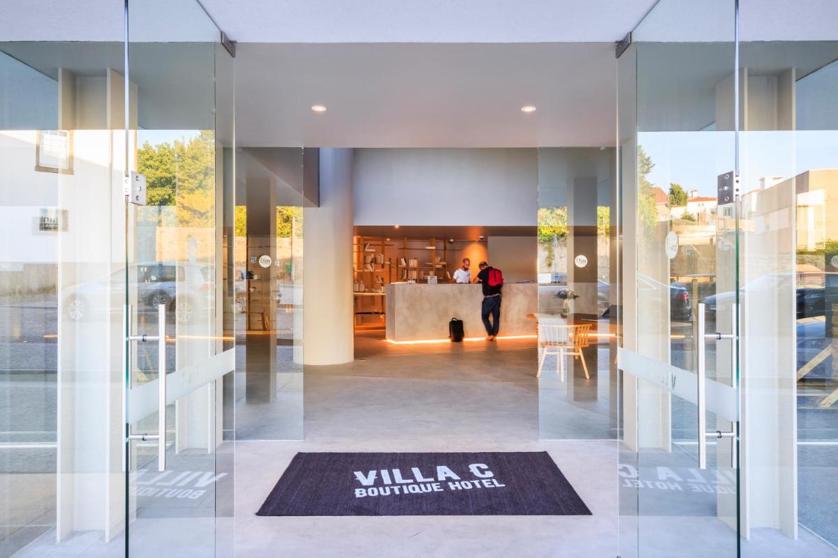 um hall de entrada de um edifício com um sinal na porta em Villa C Boutique Hotel em Vila do Conde mais 28 fotografias