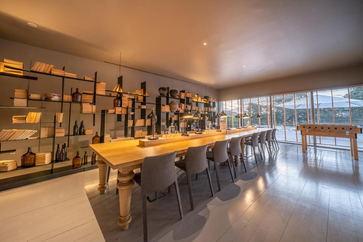 Um restaurante ou outro lugar para comer em Villa C Boutique Hotel