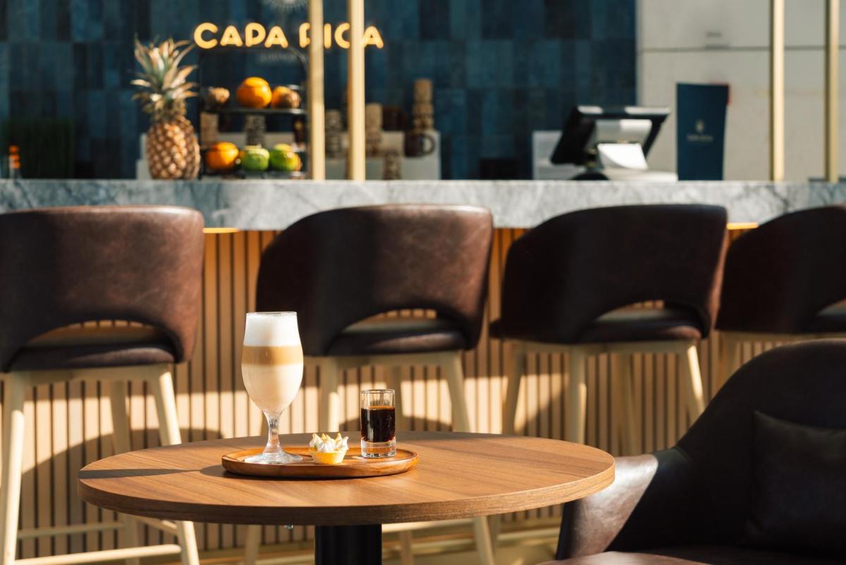 Uma área de estar em Crowne Plaza - Caparica Lisbon
