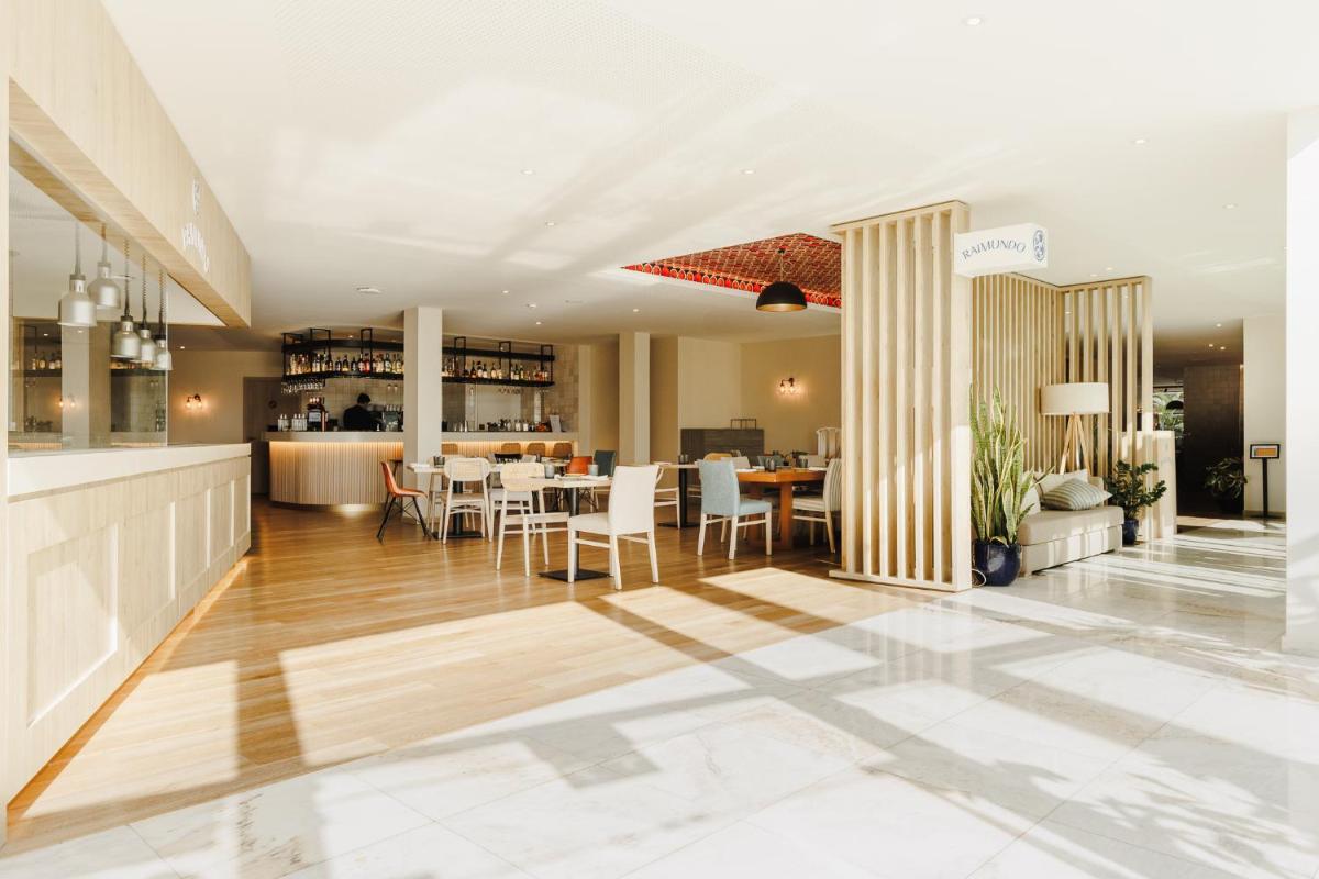 Um restaurante ou outro lugar para comer em Crowne Plaza - Caparica Lisbon