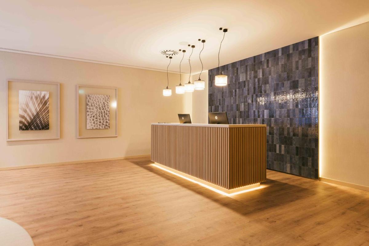 A área de receção ou átrio de Crowne Plaza - Caparica Lisbon