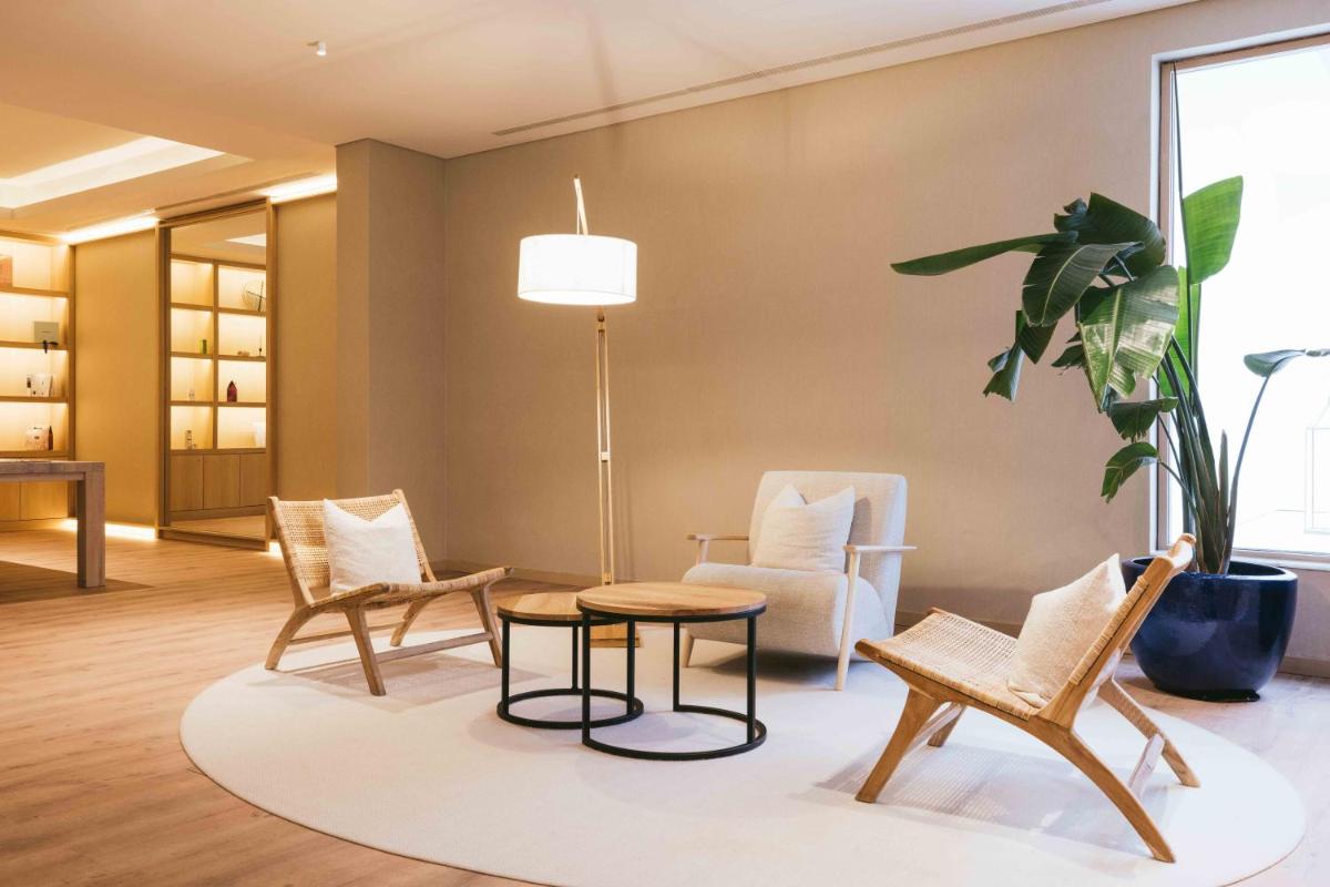 Uma área de estar em Crowne Plaza - Caparica Lisbon