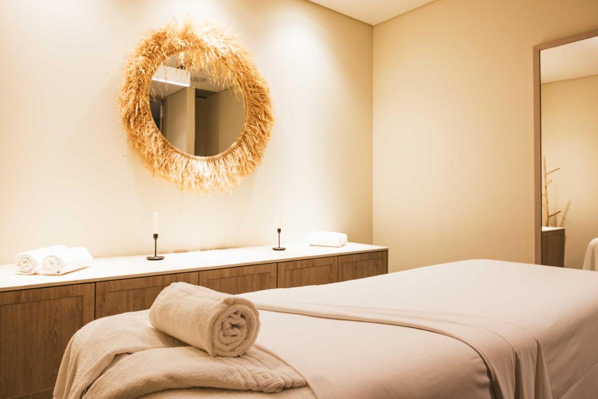 Uma cama ou camas num quarto em Crowne Plaza - Caparica Lisbon