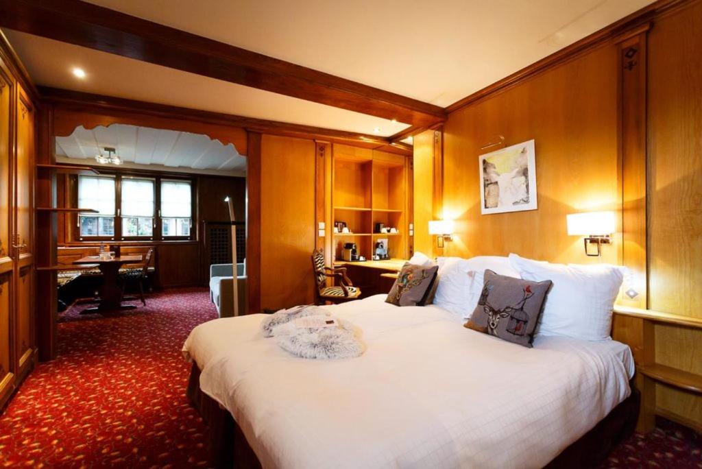 une chambre avec un grand lit blanc dans une pièce dans l'établissement Hotel - Restaurant Le Cerf & Spa, à Marlenheim