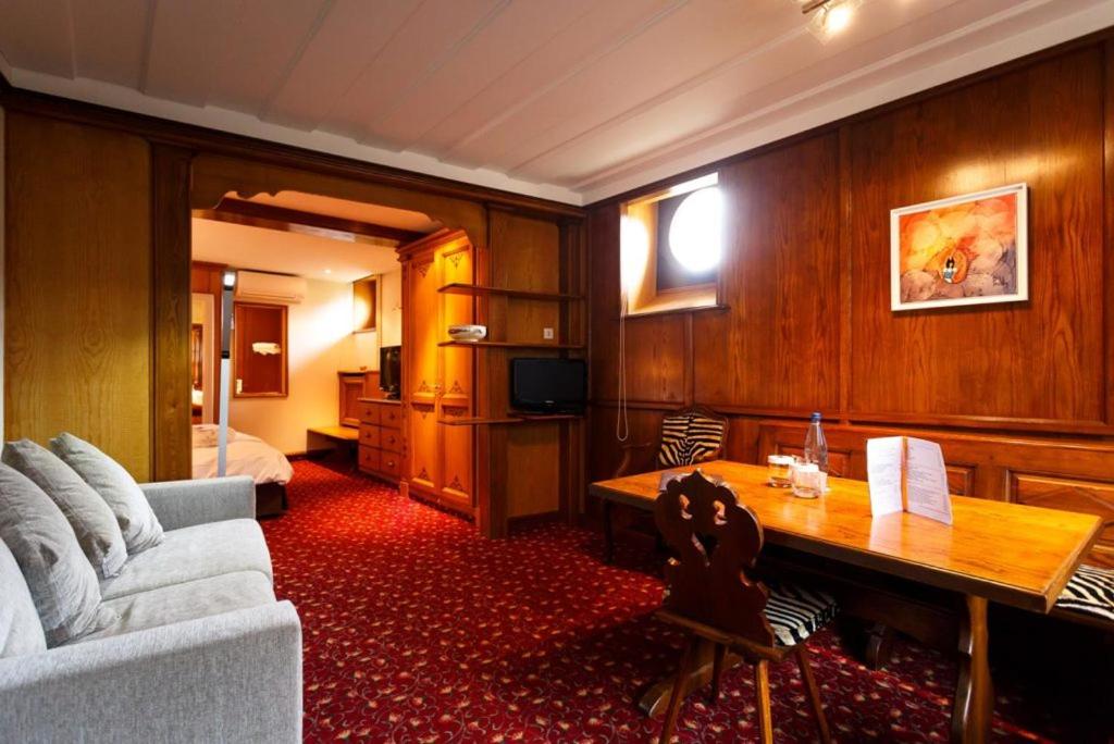 Coin salon dans l'établissement Hotel - Restaurant Le Cerf & Spa