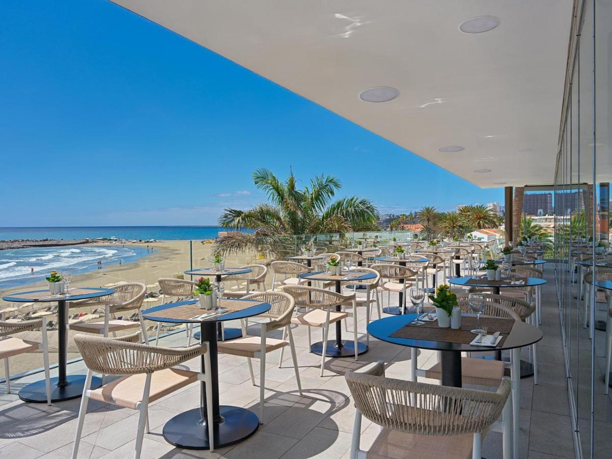 Un restaurante con mesas y sillas en la playa. en Don Gregory by Dunas - Adults Only, en San Agustín 40 fotos más