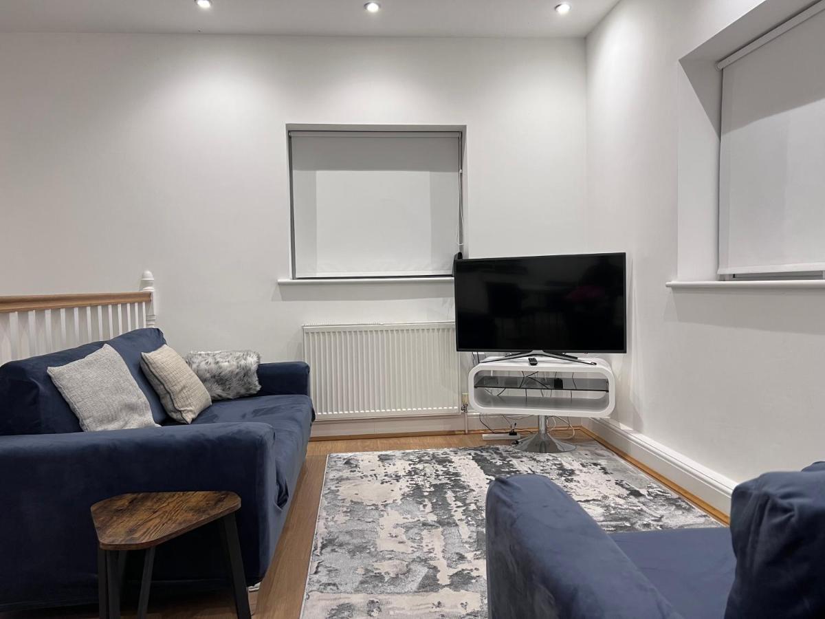 Beautiful 1 BED Serviced APARTMENT COBHAM Town Centre - Housity