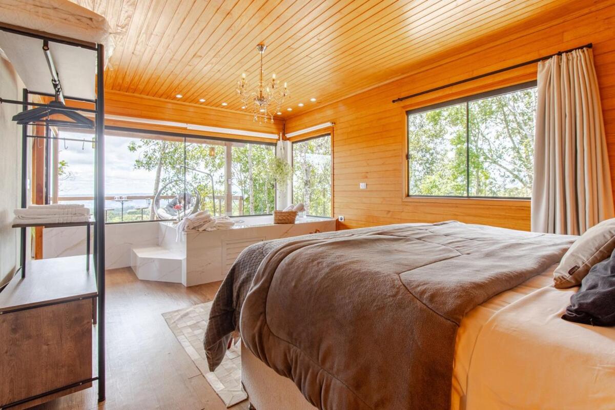 Cabana Romântica na Serra com Hidro, Lareira, Lagos e Trilhas - Housity