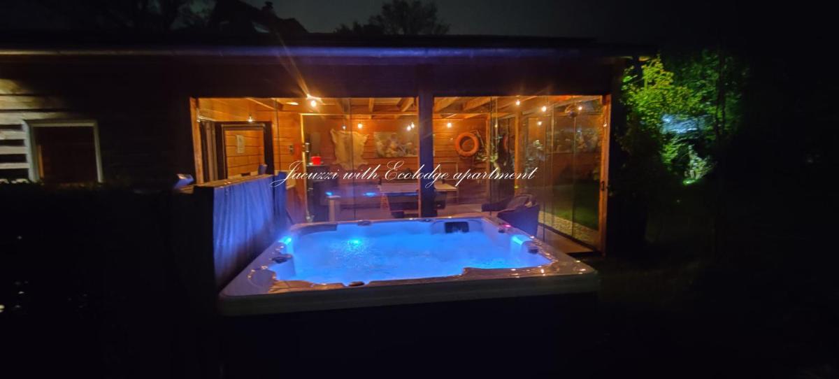 Ecolodge met jaccuzzi en warm zwembad in prachtige tuin met prive sauna Centrum Tilburg - Housity
