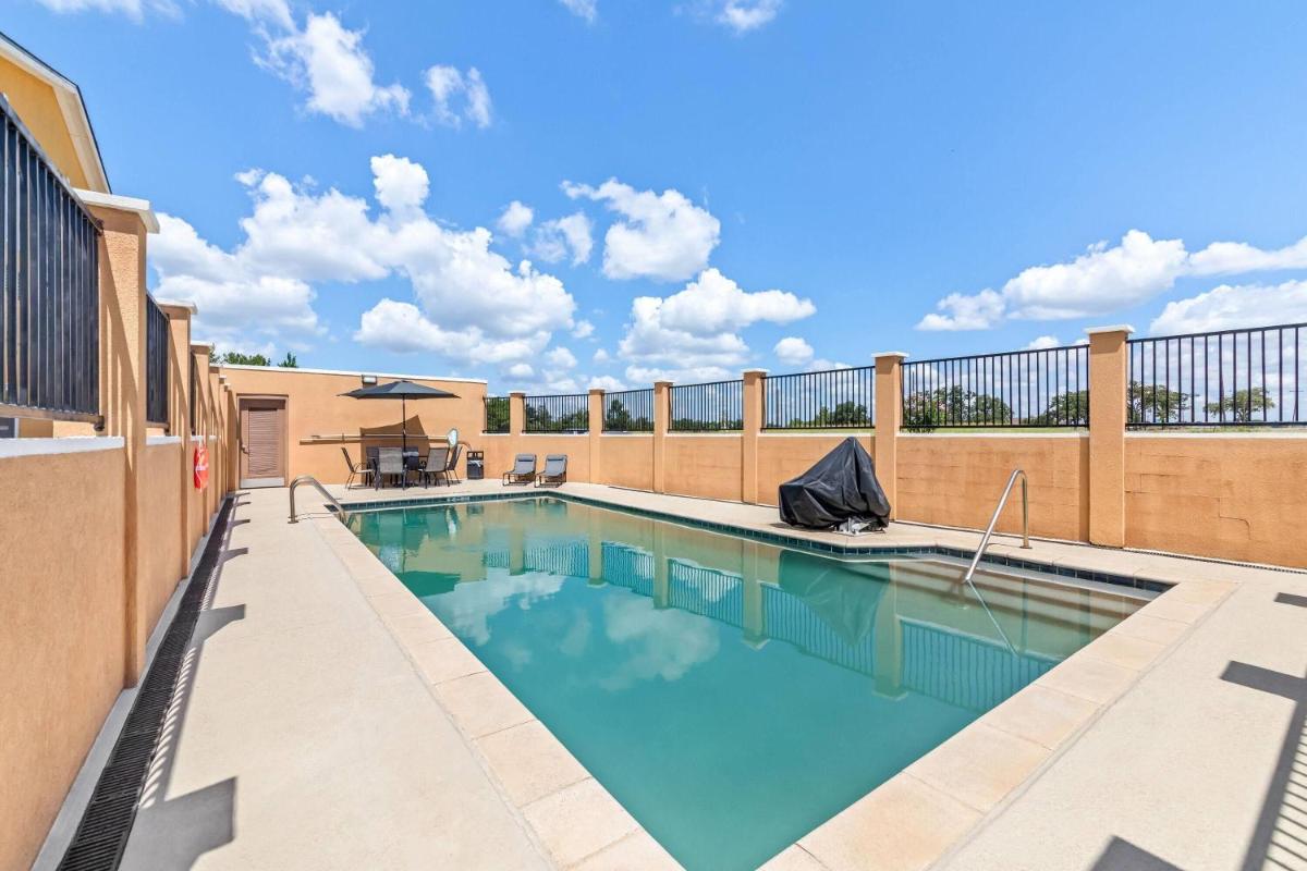 Days Inn by Wyndham Rockdale Texas - Housity