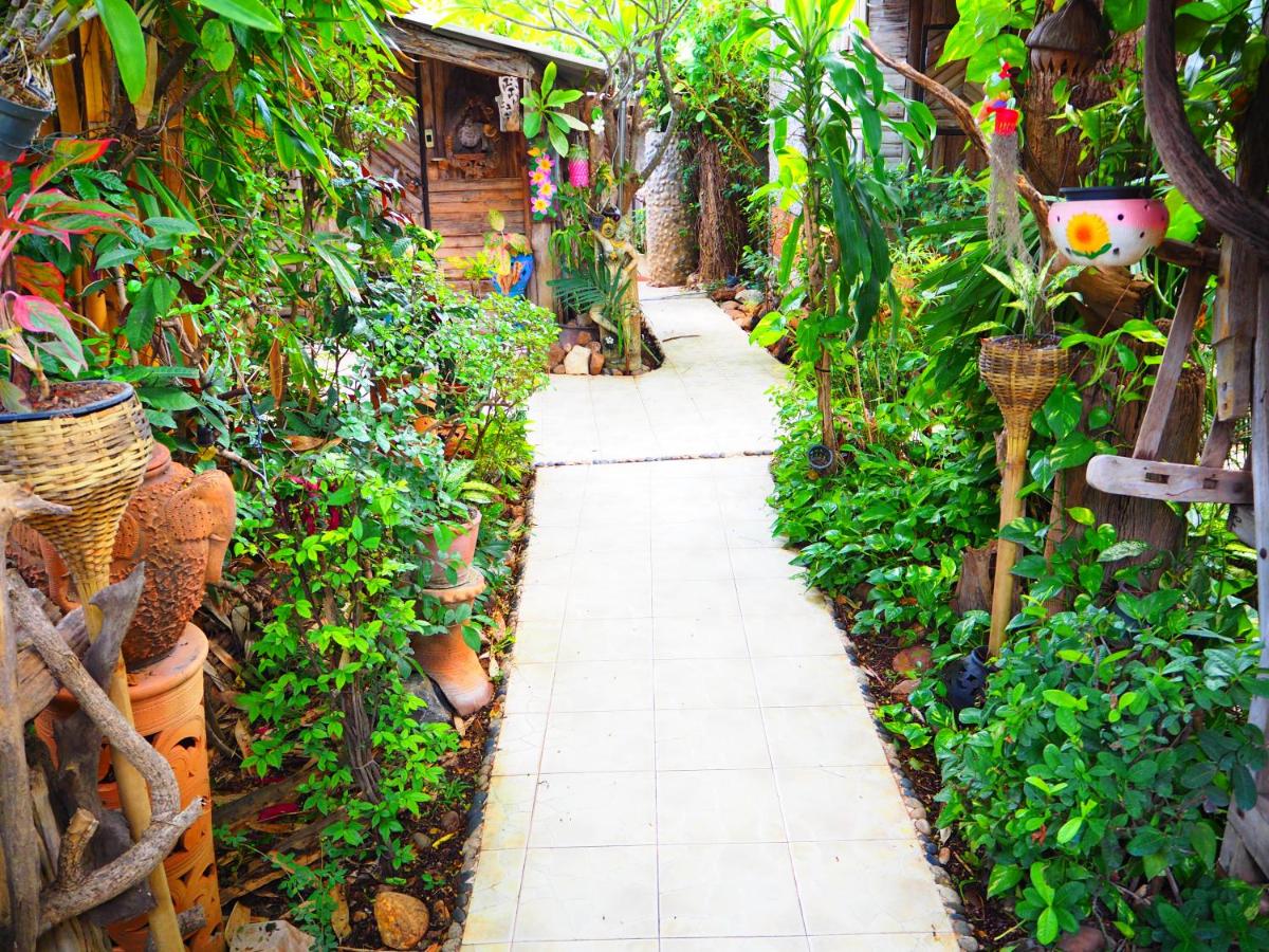 Three J Guesthouse - Housity