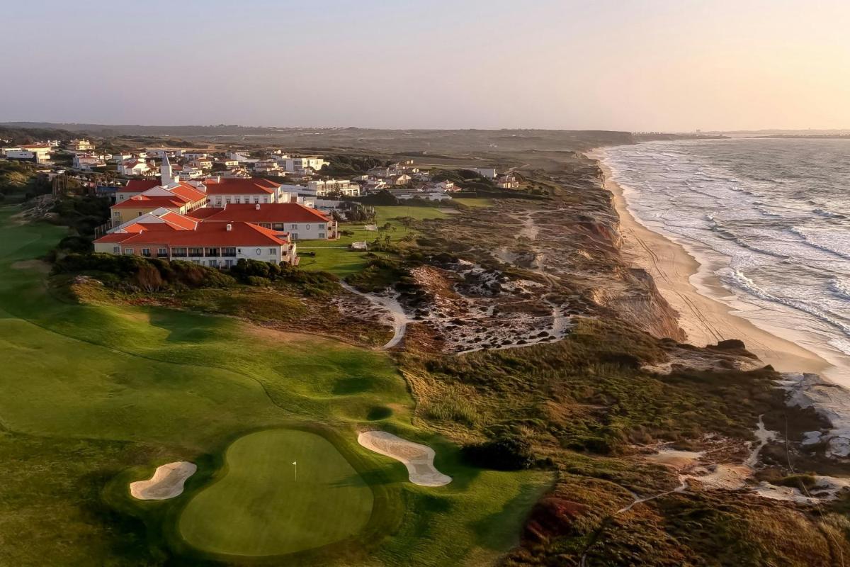 uma vista aérea de um campo de golfe junto ao oceano em Praia D'El Rey Marriott Golf & Beach Resort em Praia del Rei