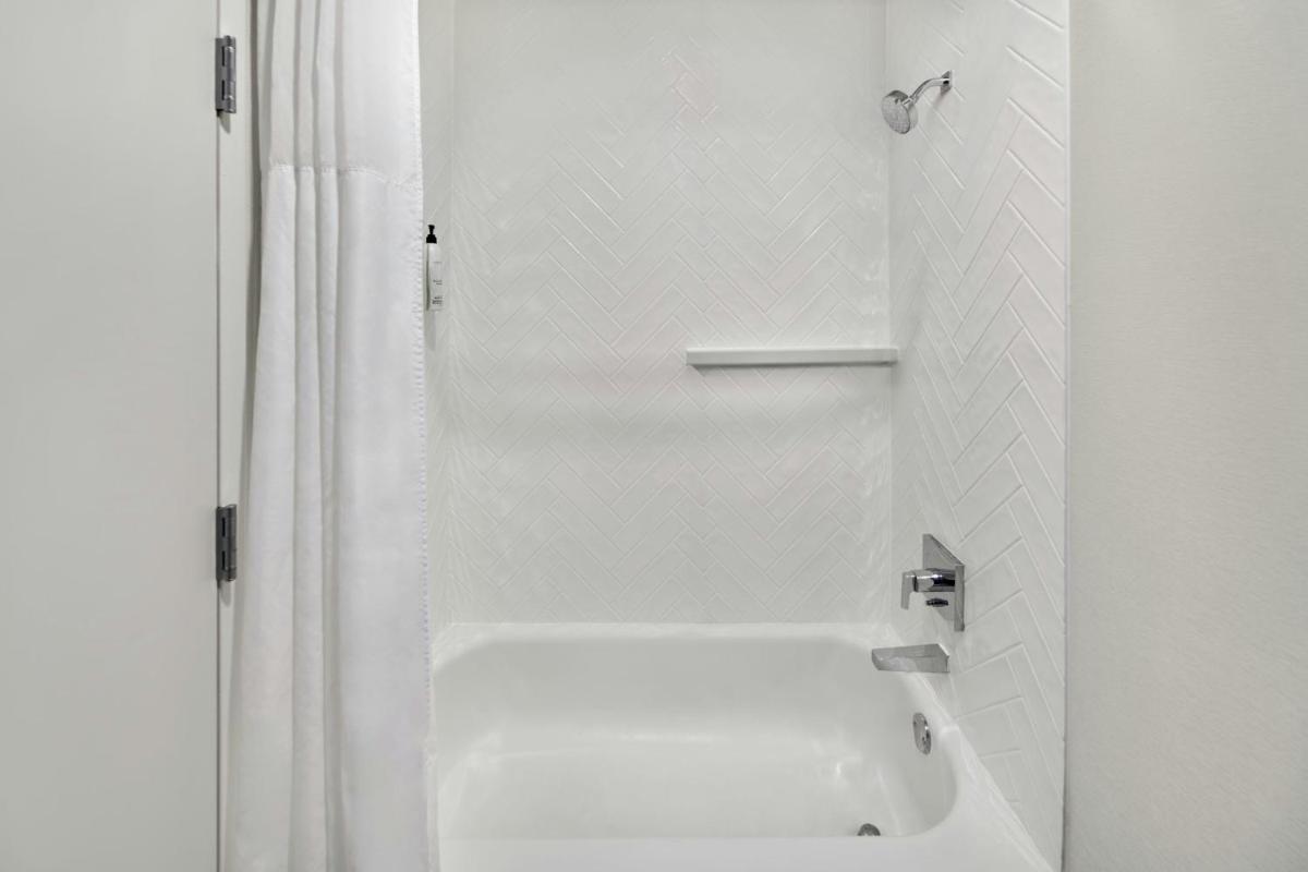 Fairfield Inn & Suites Detroit Farmington Hills - Housity