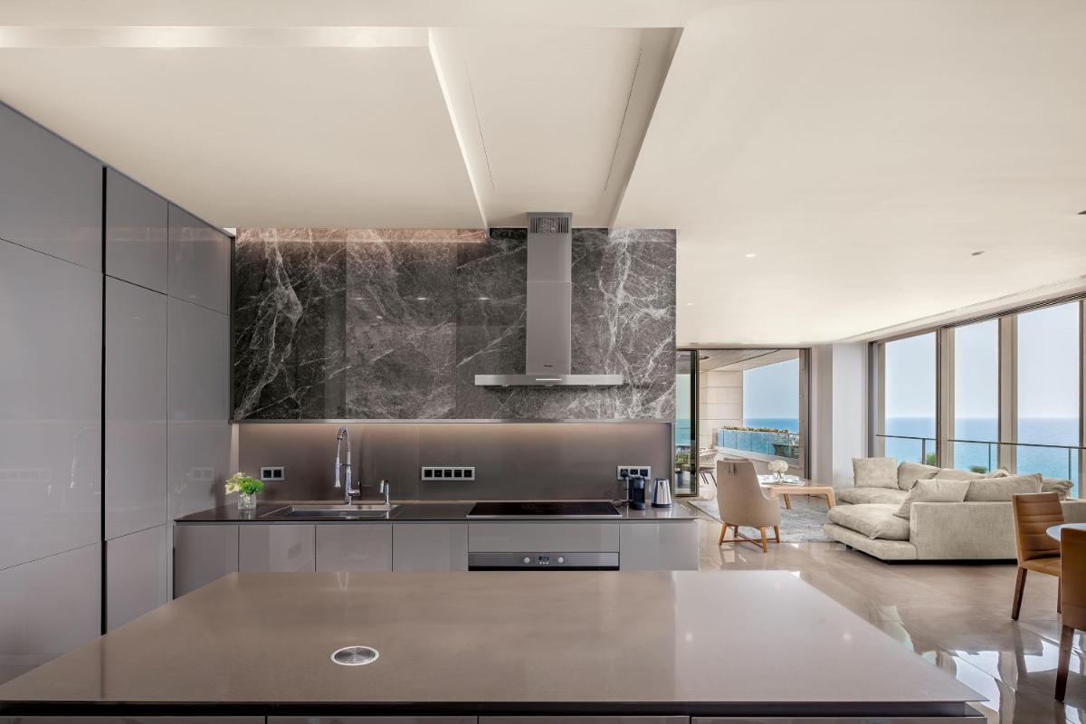 Four Seasons Hotel - Housity