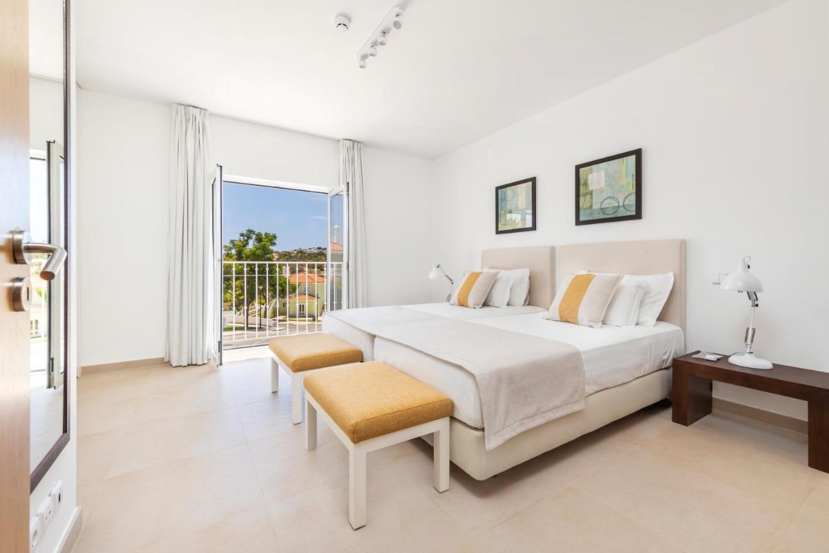 Uma cama ou camas num quarto em Eden Villas & Apartments