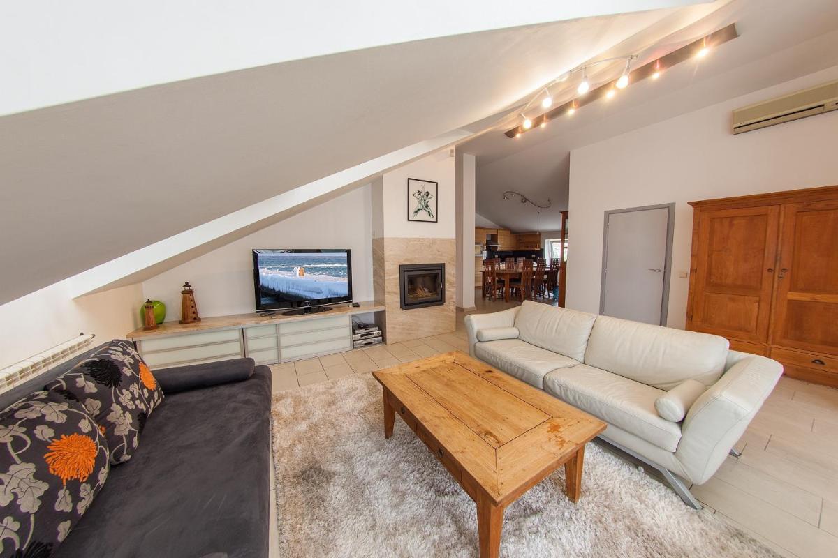 Mansard Apartment Antonovicha 4 - Housity