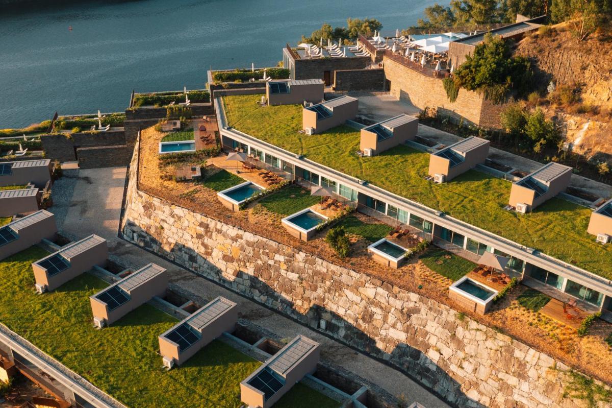 uma vista aérea de um edifício junto à água em Octant Douro em Castelo de Paiva